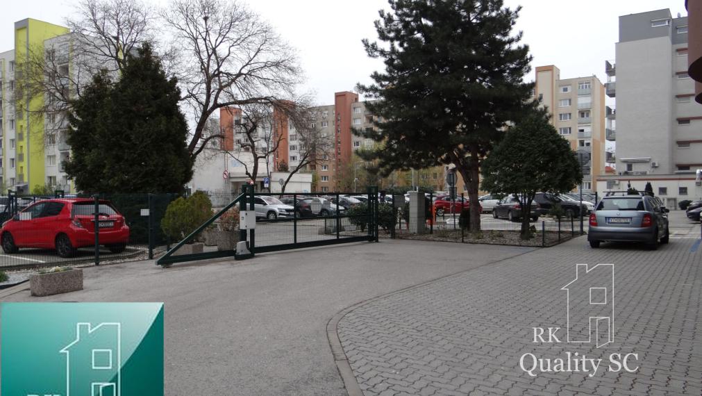 NA PRENÁJOM - GARÁŽOVÉ STÁTIA v centre mesta SENEC