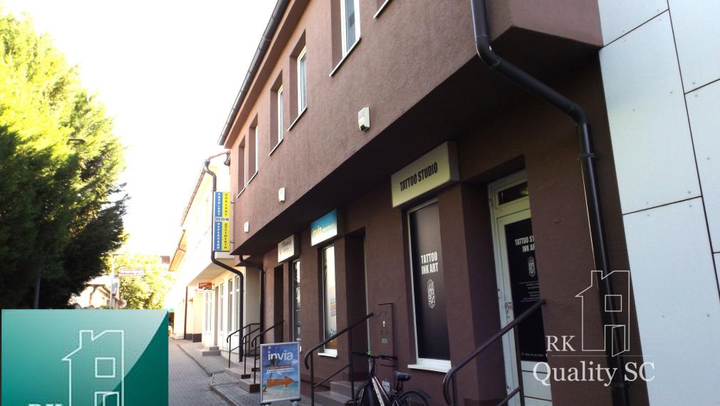 NA PREDAJ – polyfunkčný objekt v úplnom centre mesta Senec - obchodný priestor na prízemí a kancelárie na poschodí - pri pešej zóne