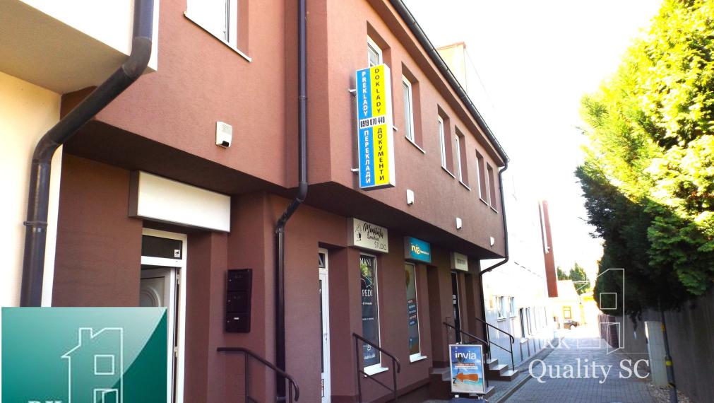 NA PREDAJ – polyfunkčný objekt v úplnom centre mesta Senec - obchodný priestor na prízemí a kancelárie na poschodí - pri pešej zóne