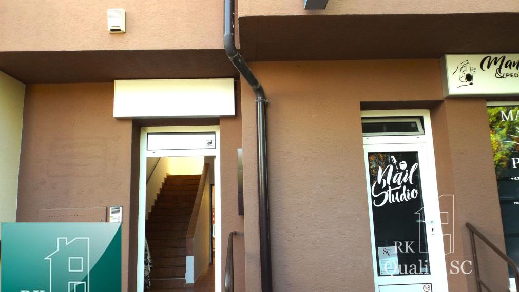 NA PREDAJ – polyfunkčný objekt v úplnom centre mesta Senec - obchodný priestor na prízemí a kancelárie na poschodí - pri pešej zóne