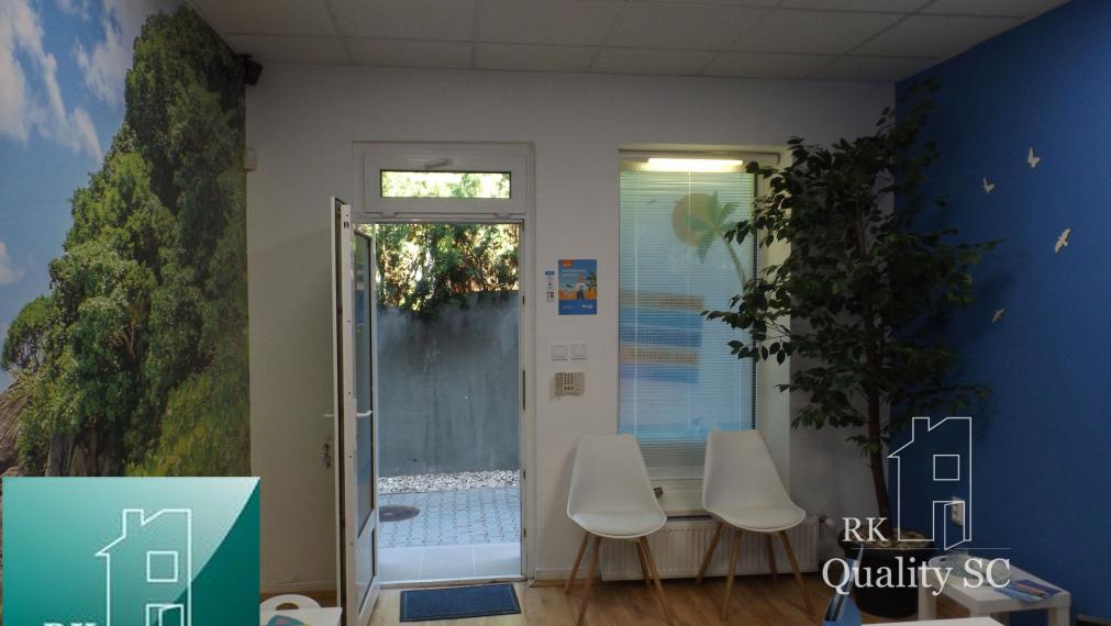 NA PREDAJ – polyfunkčný objekt v úplnom centre mesta Senec - obchodný priestor na prízemí a kancelárie na poschodí - pri pešej zóne