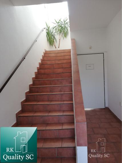 NA PREDAJ – polyfunkčný objekt v úplnom centre mesta Senec - obchodný priestor na prízemí a kancelárie na poschodí - pri pešej zóne