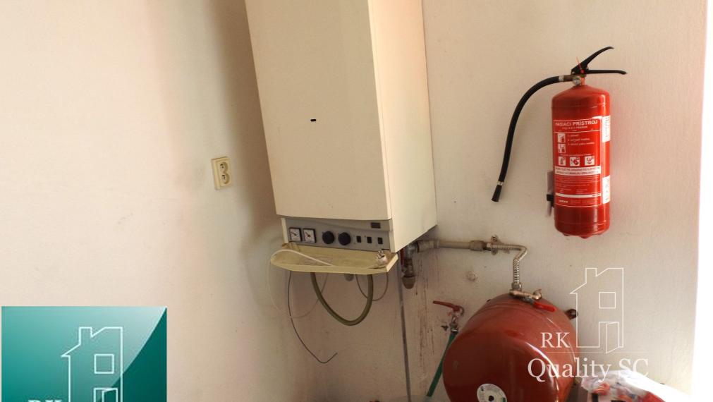 NA PREDAJ – polyfunkčný objekt v úplnom centre mesta Senec - obchodný priestor na prízemí a kancelárie na poschodí - pri pešej zóne