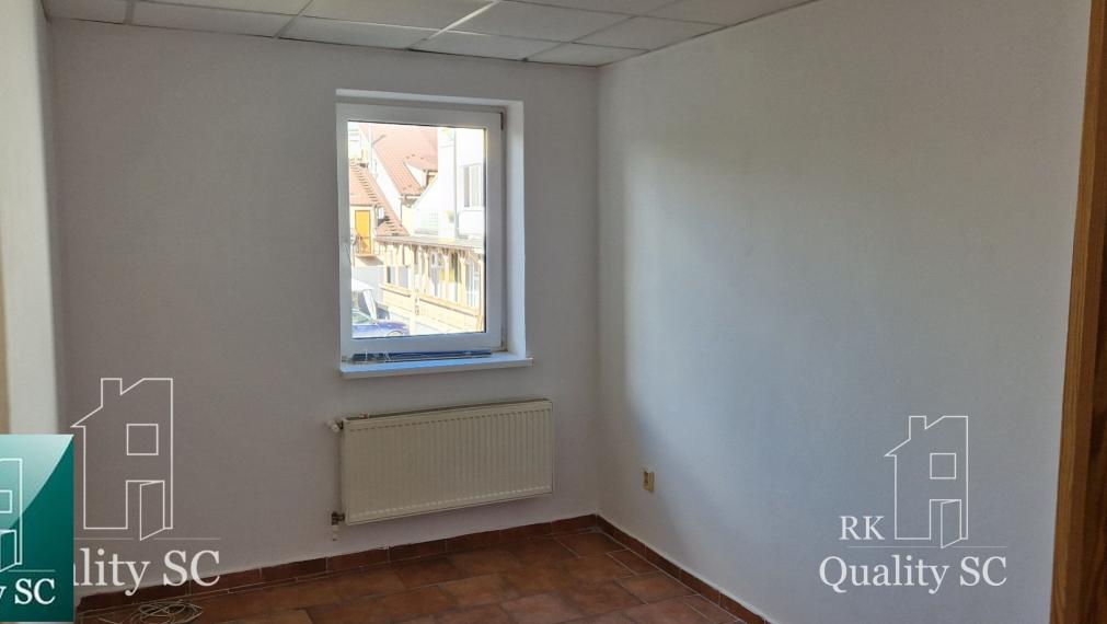 NA PREDAJ – polyfunkčný objekt v úplnom centre mesta Senec - obchodný priestor na prízemí a kancelárie na poschodí - pri pešej zóne