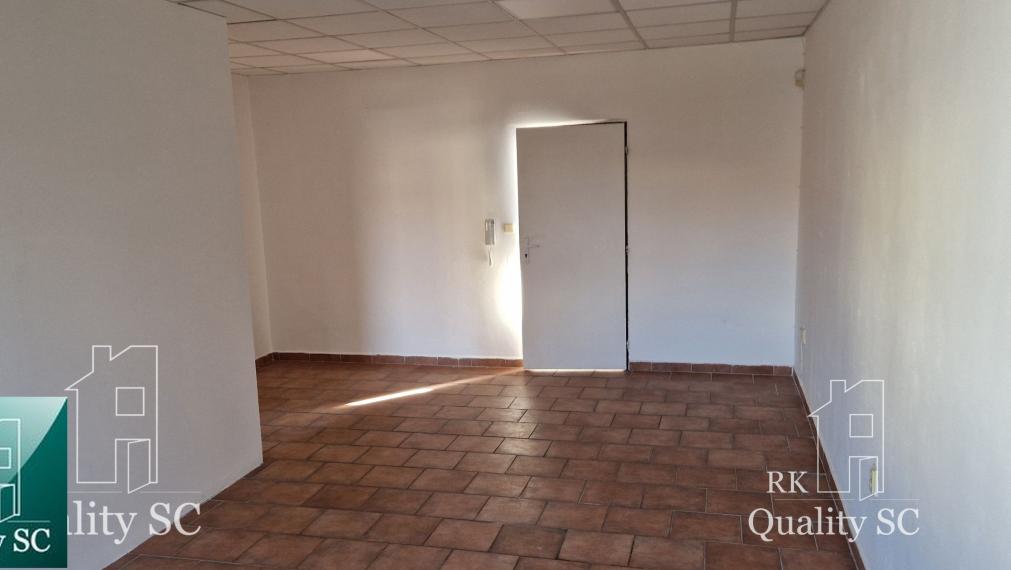 NA PREDAJ – polyfunkčný objekt v úplnom centre mesta Senec - obchodný priestor na prízemí a kancelárie na poschodí - pri pešej zóne