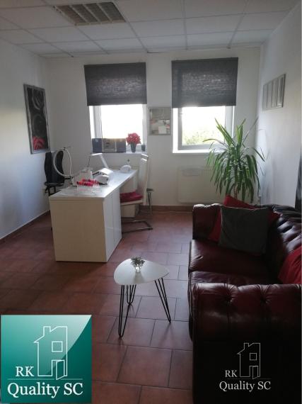 NA PREDAJ – polyfunkčný objekt v úplnom centre mesta Senec - obchodný priestor na prízemí a kancelárie na poschodí - pri pešej zóne