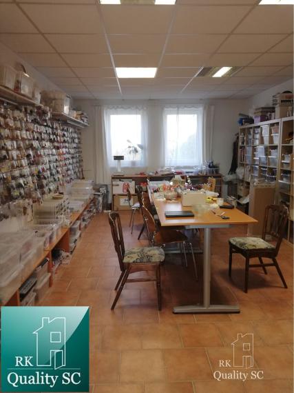 NA PREDAJ – polyfunkčný objekt v úplnom centre mesta Senec - obchodný priestor na prízemí a kancelárie na poschodí - pri pešej zóne