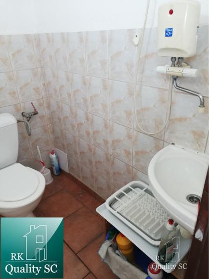 NA PREDAJ – polyfunkčný objekt v úplnom centre mesta Senec - obchodný priestor na prízemí a kancelárie na poschodí - pri pešej zóne