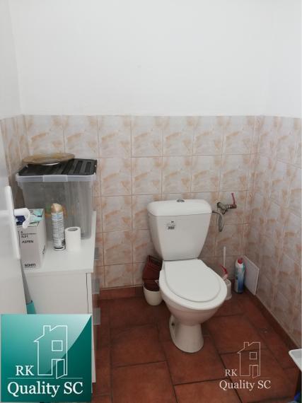 NA PREDAJ – polyfunkčný objekt v úplnom centre mesta Senec - obchodný priestor na prízemí a kancelárie na poschodí - pri pešej zóne