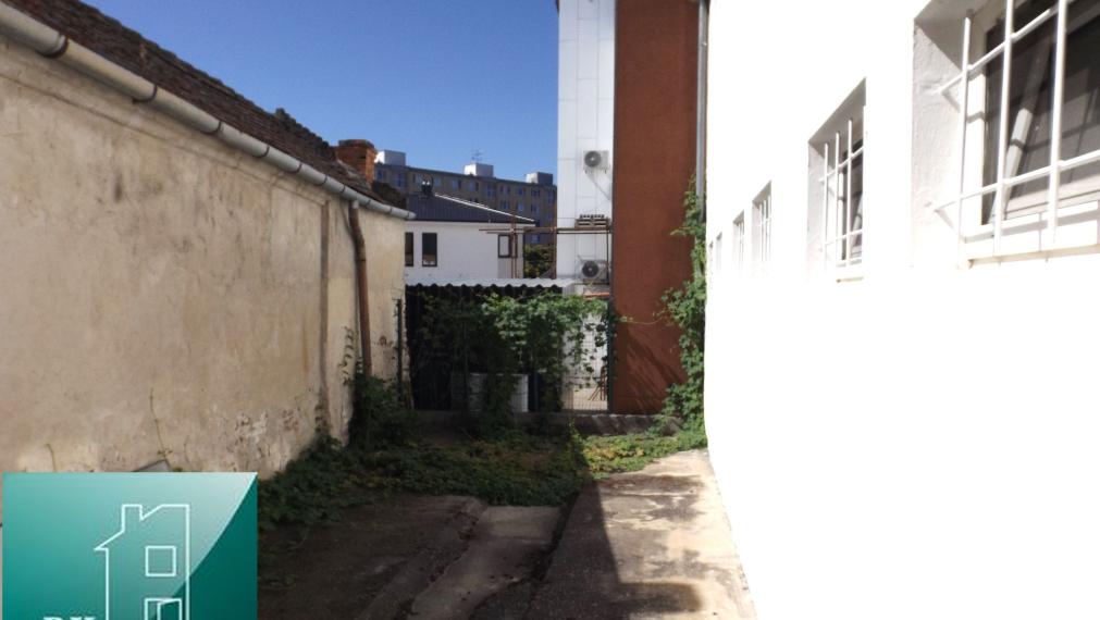 NA PREDAJ – polyfunkčný objekt v úplnom centre mesta Senec - obchodný priestor na prízemí a kancelárie na poschodí - pri pešej zóne