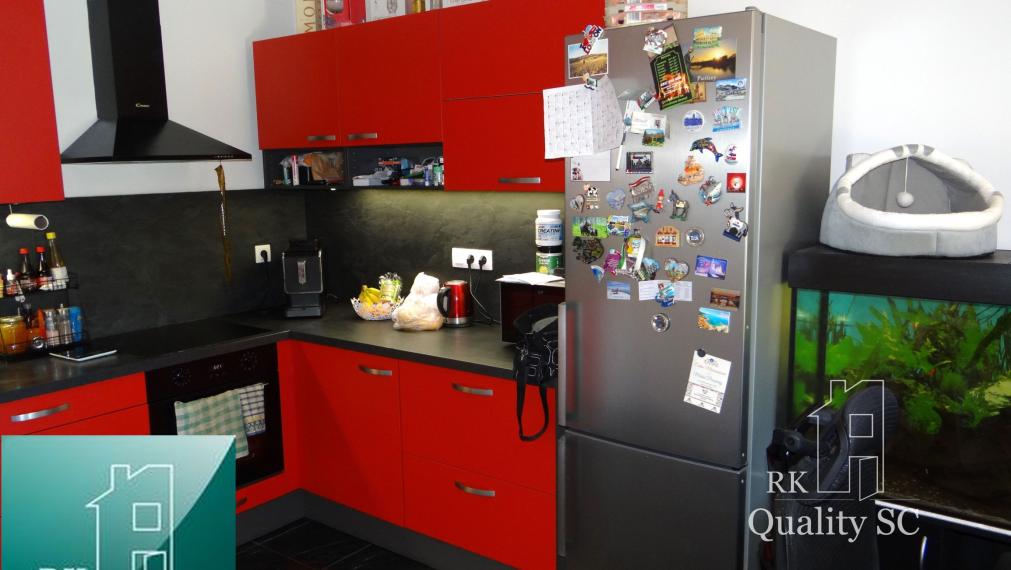 SENEC - NA PREDAJ NOVOSTAVBA-2 izbový čiastočne zariadený byt s terasou, záhradou a vlastným parkingom pre 2 autá - Holubia ul. - NOVÁ TEHELŇA v Senci