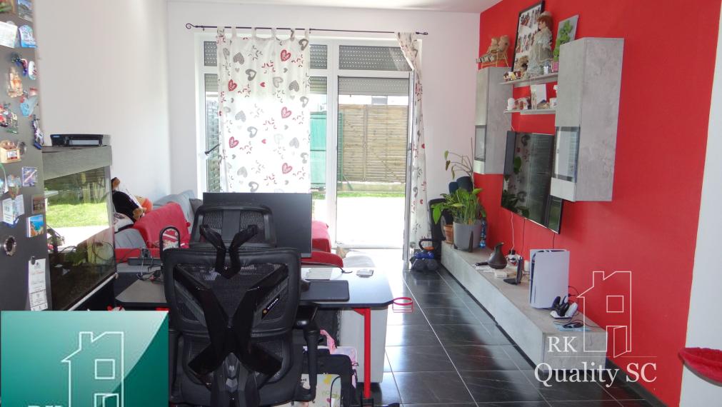 SENEC - NA PREDAJ NOVOSTAVBA-2 izbový čiastočne zariadený byt s terasou, záhradou a vlastným parkingom pre 2 autá - Holubia ul. - NOVÁ TEHELŇA v Senci