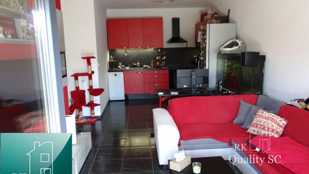 SENEC - NA PREDAJ NOVOSTAVBA-2 izbový čiastočne zariadený byt s terasou, záhradou a vlastným parkingom pre 2 autá - Holubia ul. - NOVÁ TEHELŇA v Senci