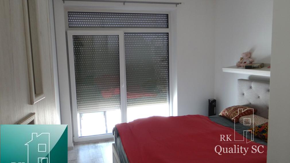 SENEC - NA PREDAJ NOVOSTAVBA-2 izbový čiastočne zariadený byt s terasou, záhradou a vlastným parkingom pre 2 autá - Holubia ul. - NOVÁ TEHELŇA v Senci