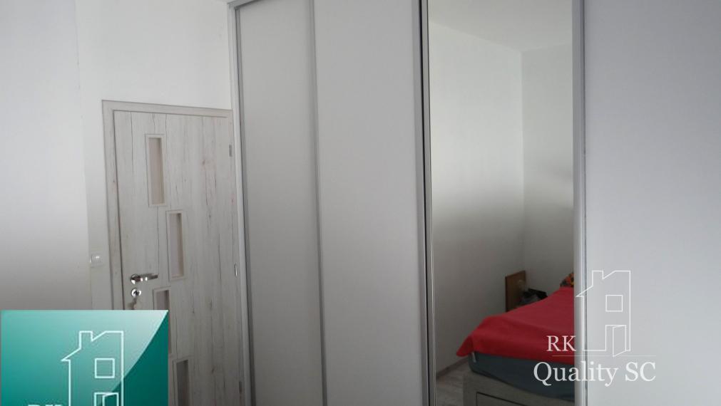 SENEC - NA PREDAJ NOVOSTAVBA-2 izbový čiastočne zariadený byt s terasou, záhradou a vlastným parkingom pre 2 autá - Holubia ul. - NOVÁ TEHELŇA v Senci