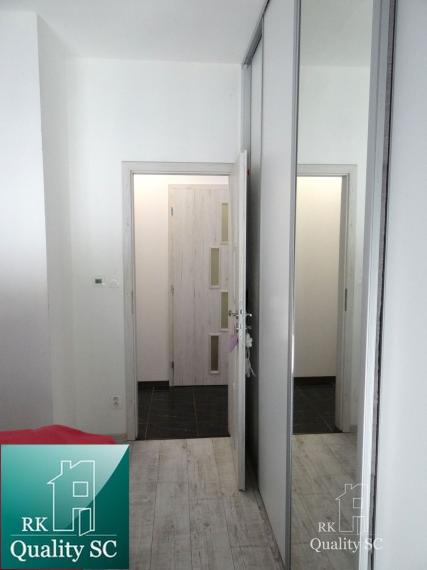 SENEC - NA PREDAJ NOVOSTAVBA-2 izbový čiastočne zariadený byt s terasou, záhradou a vlastným parkingom pre 2 autá - Holubia ul. - NOVÁ TEHELŇA v Senci