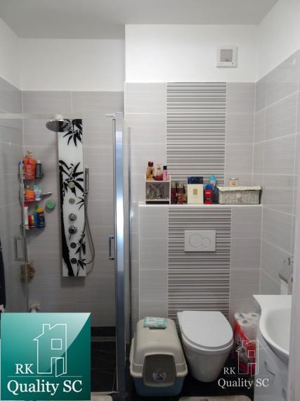 SENEC - NA PREDAJ NOVOSTAVBA-2 izbový čiastočne zariadený byt s terasou, záhradou a vlastným parkingom pre 2 autá - Holubia ul. - NOVÁ TEHELŇA v Senci