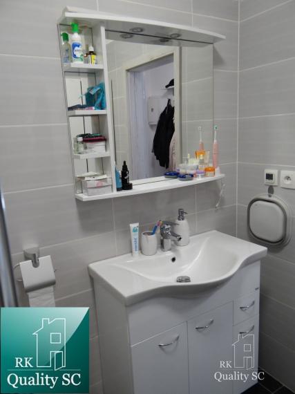 SENEC - NA PREDAJ NOVOSTAVBA-2 izbový čiastočne zariadený byt s terasou, záhradou a vlastným parkingom pre 2 autá - Holubia ul. - NOVÁ TEHELŇA v Senci