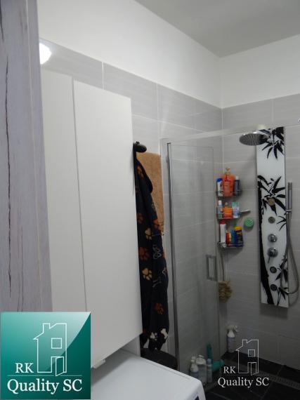 SENEC - NA PREDAJ NOVOSTAVBA-2 izbový čiastočne zariadený byt s terasou, záhradou a vlastným parkingom pre 2 autá - Holubia ul. - NOVÁ TEHELŇA v Senci