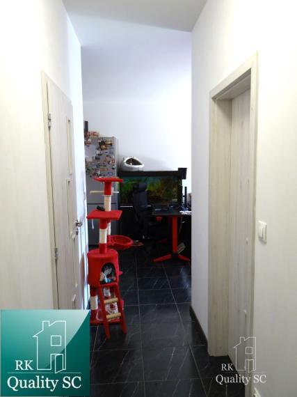 SENEC - NA PREDAJ NOVOSTAVBA-2 izbový čiastočne zariadený byt s terasou, záhradou a vlastným parkingom pre 2 autá - Holubia ul. - NOVÁ TEHELŇA v Senci