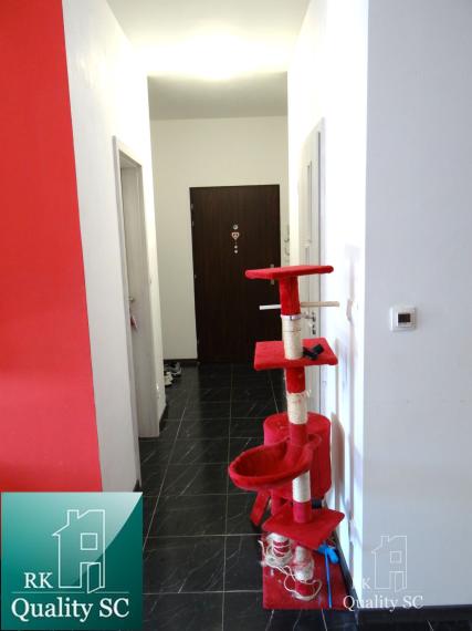 SENEC - NA PREDAJ NOVOSTAVBA-2 izbový čiastočne zariadený byt s terasou, záhradou a vlastným parkingom pre 2 autá - Holubia ul. - NOVÁ TEHELŇA v Senci