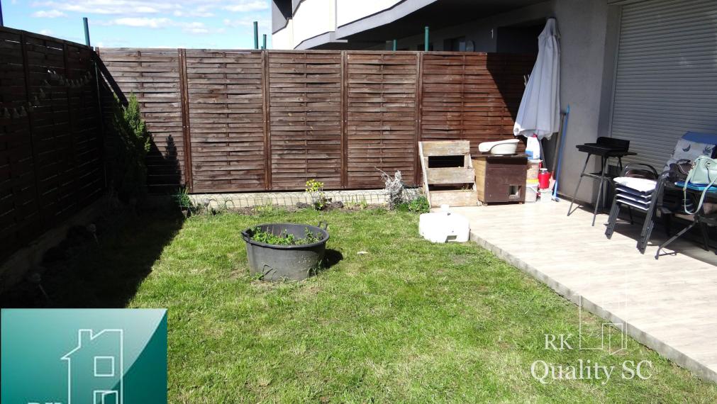 SENEC - NA PREDAJ NOVOSTAVBA-2 izbový čiastočne zariadený byt s terasou, záhradou a vlastným parkingom pre 2 autá - Holubia ul. - NOVÁ TEHELŇA v Senci