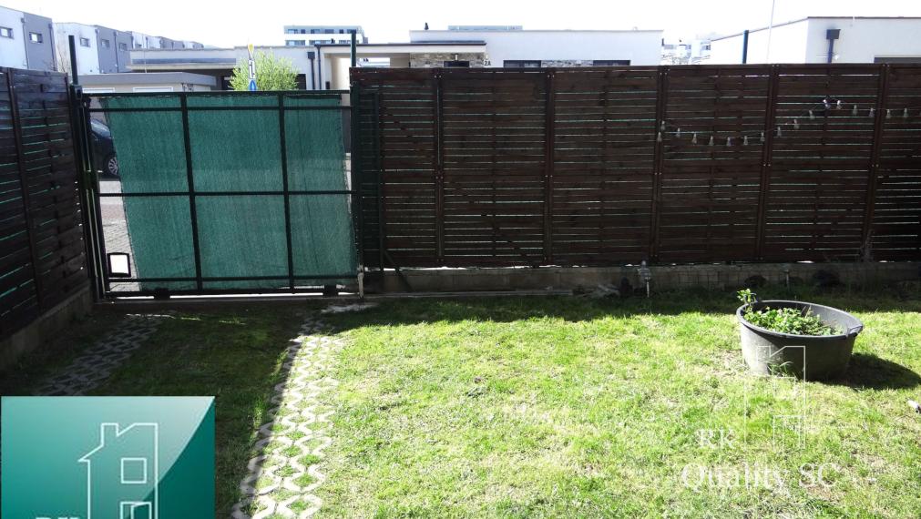 SENEC - NA PREDAJ NOVOSTAVBA-2 izbový čiastočne zariadený byt s terasou, záhradou a vlastným parkingom pre 2 autá - Holubia ul. - NOVÁ TEHELŇA v Senci