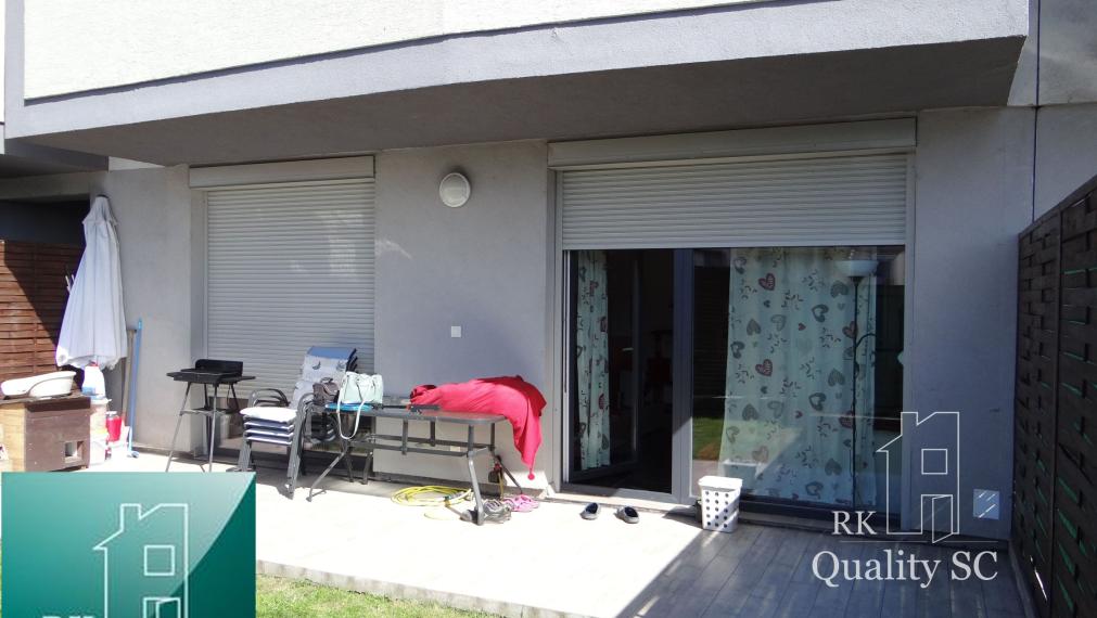 SENEC - NA PREDAJ NOVOSTAVBA-2 izbový čiastočne zariadený byt s terasou, záhradou a vlastným parkingom pre 2 autá - Holubia ul. - NOVÁ TEHELŇA v Senci