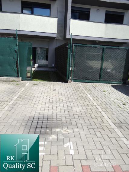 SENEC - NA PREDAJ NOVOSTAVBA-2 izbový čiastočne zariadený byt s terasou, záhradou a vlastným parkingom pre 2 autá - Holubia ul. - NOVÁ TEHELŇA v Senci