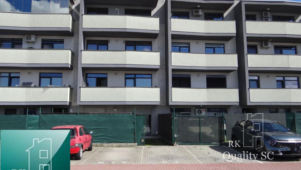 SENEC - NA PREDAJ NOVOSTAVBA-2 izbový čiastočne zariadený byt s terasou, záhradou a vlastným parkingom pre 2 autá - Holubia ul. - NOVÁ TEHELŇA v Senci