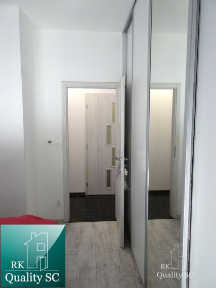 SENEC - NA PREDAJ NOVOSTAVBA-2 izbový čiastočne zariadený byt s terasou, záhradou a vlastným parkingom pre 2 autá - Holubia ul. - NOVÁ TEHELŇA v Senci