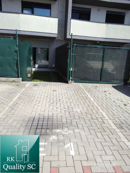 SENEC - NA PREDAJ NOVOSTAVBA-2 izbový čiastočne zariadený byt s terasou, záhradou a vlastným parkingom pre 2 autá - Holubia ul. - NOVÁ TEHELŇA v Senci