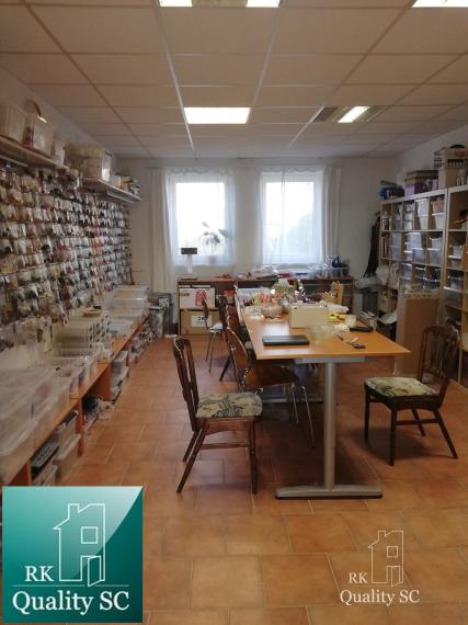 NA PREDAJ – polyfunkčný objekt v úplnom centre mesta Senec - obchodný priestor na prízemí a kancelárie na poschodí - pri pešej zóne