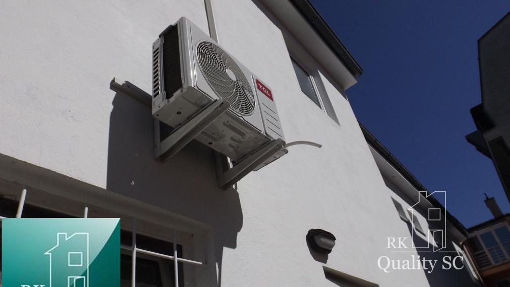 NA PREDAJ – polyfunkčný objekt v úplnom centre mesta Senec - obchodný priestor na prízemí a kancelárie na poschodí - pri pešej zóne