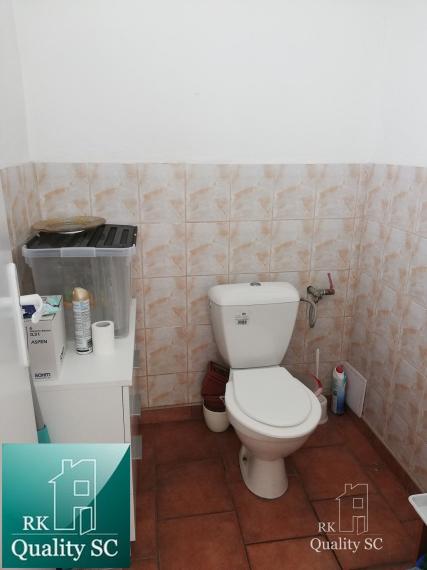 NA PREDAJ – polyfunkčný objekt v úplnom centre mesta Senec - obchodný priestor na prízemí a kancelárie na poschodí - pri pešej zóne