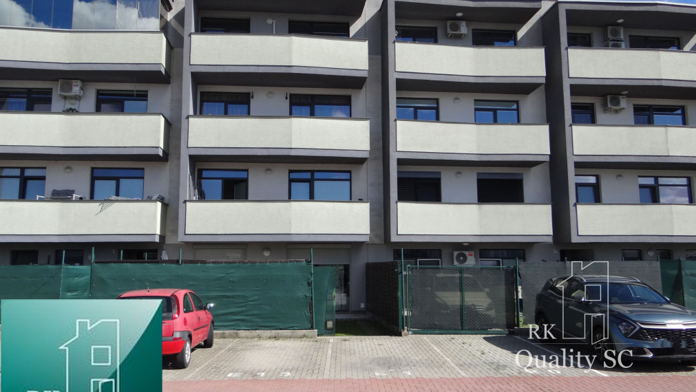 PREDANÉ - SENEC - NA PREDAJ NOVOSTAVBA-2 izbový čiastočne zariadený byt s terasou, záhradou a vlastným parkingom pre 2 autá - Holubia ul.