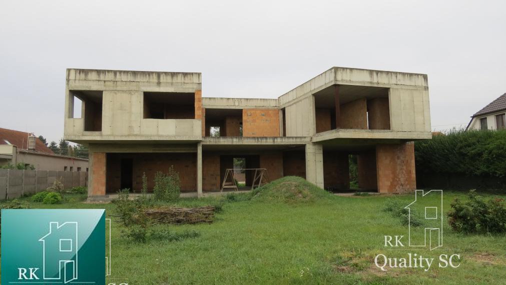 NOVÁ CENA - okr. SENEC - KRÁĽOVÁ PRI SENCI – NA PREDAJ – PRE NÁROČNÝCH rozostavaný rodinný dom v centre obce s veľkým pozemkom vyše 23á