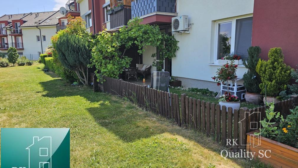 Senec - NA PREDAJ 2 izbový klimatizovaný byt so záhradkou a garážou vo vyhľadávanej lokalite v Senci