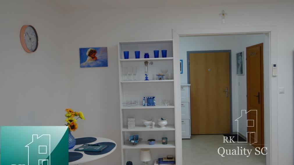 SENEC - EXKLUZÍVNE NA PREDAJ - kompletne zariadený a klimatizovaný 1 izbový byt v centre mesta - Nám. 1. mája v Senci
