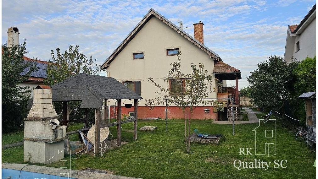 NOVÁ CENA - Okr. Senec - TUREŇ - EXKLUZÍVNE NA PREDAJ rodinný dom na 8 á pozemku s veľkometrážnymi izbami