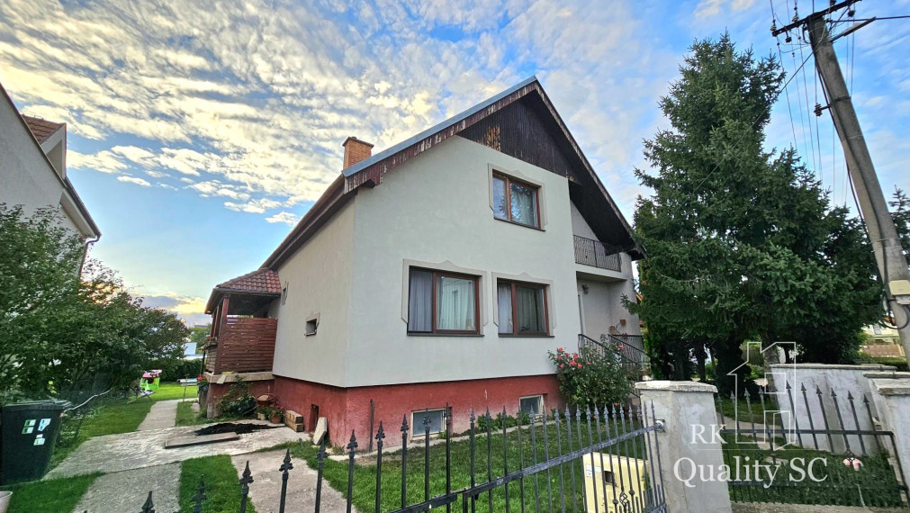 REZERVOVANÉ - NOVÁ CENA - Okr. Senec - TUREŇ - EXKLUZÍVNE NA PREDAJ rodinný dom na 8 á pozemku s veľkometrážnymi izbami