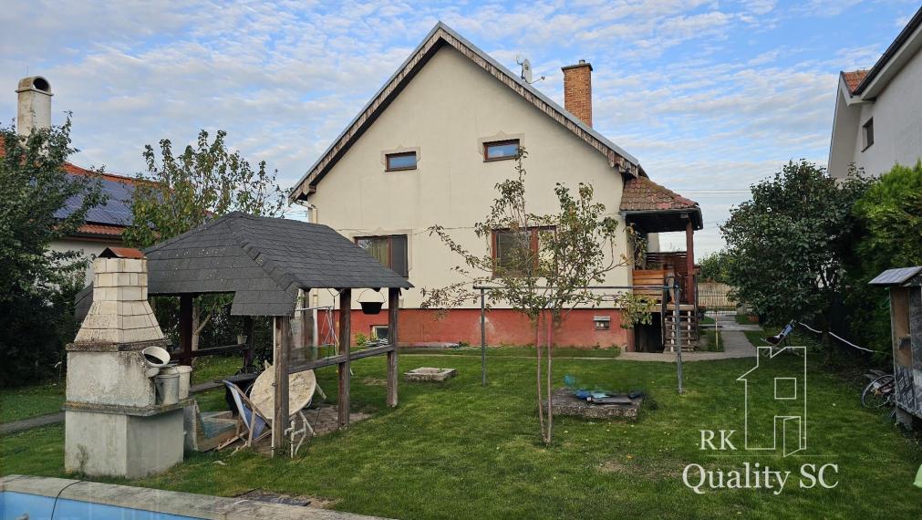 REZERVOVANÉ - NOVÁ CENA - Okr. Senec - TUREŇ - EXKLUZÍVNE NA PREDAJ rodinný dom na 8 á pozemku s veľkometrážnymi izbami