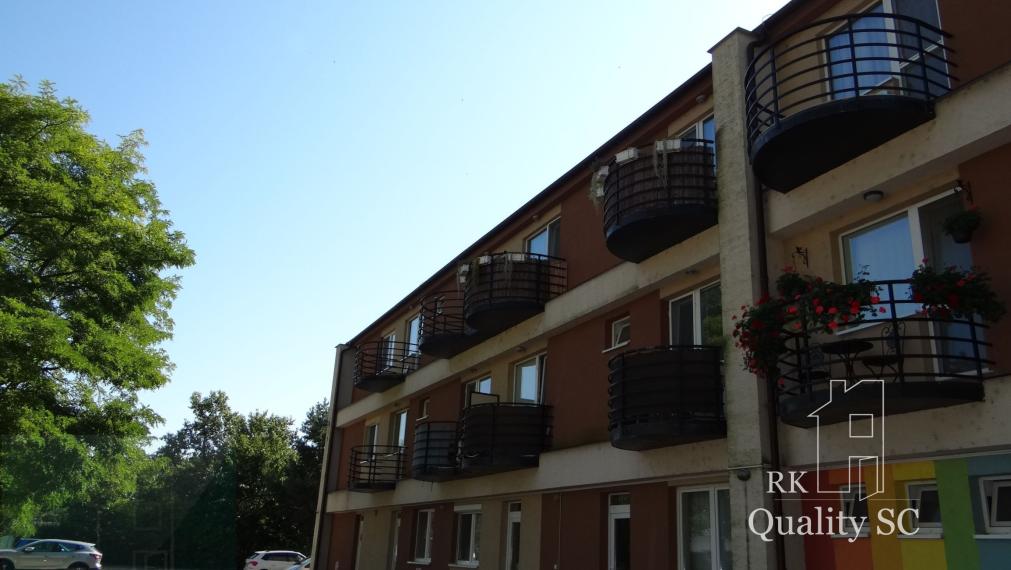 NA PREDAJ - 2 izbový veľký celoročne obývateľný apartmán s terasou, vlastnou plážou, bazénom a parkingom na Slnečných jazerách sever v Senci