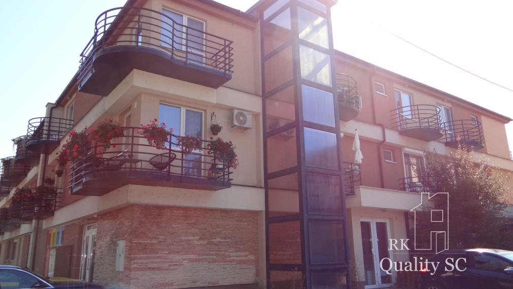NA PREDAJ - 2 izbový veľký celoročne obývateľný apartmán s terasou, vlastnou plážou, bazénom a parkingom na Slnečných jazerách sever v Senci