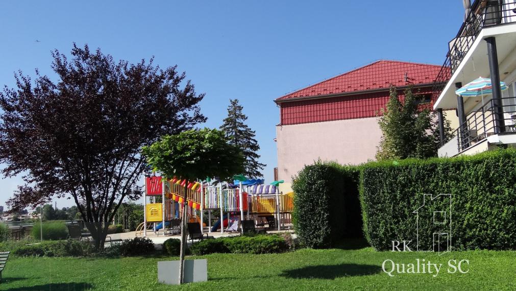 NA PREDAJ - 2 izbový veľký celoročne obývateľný apartmán s terasou, vlastnou plážou, bazénom a parkingom na Slnečných jazerách sever v Senci