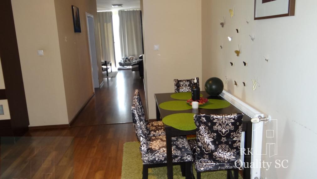 NA PREDAJ - 2 izbový veľký celoročne obývateľný apartmán s terasou, vlastnou plážou, bazénom a parkingom na Slnečných jazerách sever v Senci