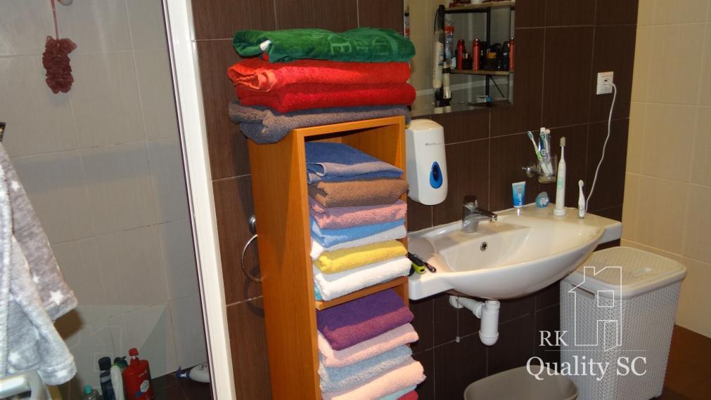 NA PREDAJ - 2 izbový veľký celoročne obývateľný apartmán s terasou, vlastnou plážou, bazénom a parkingom na Slnečných jazerách sever v Senci