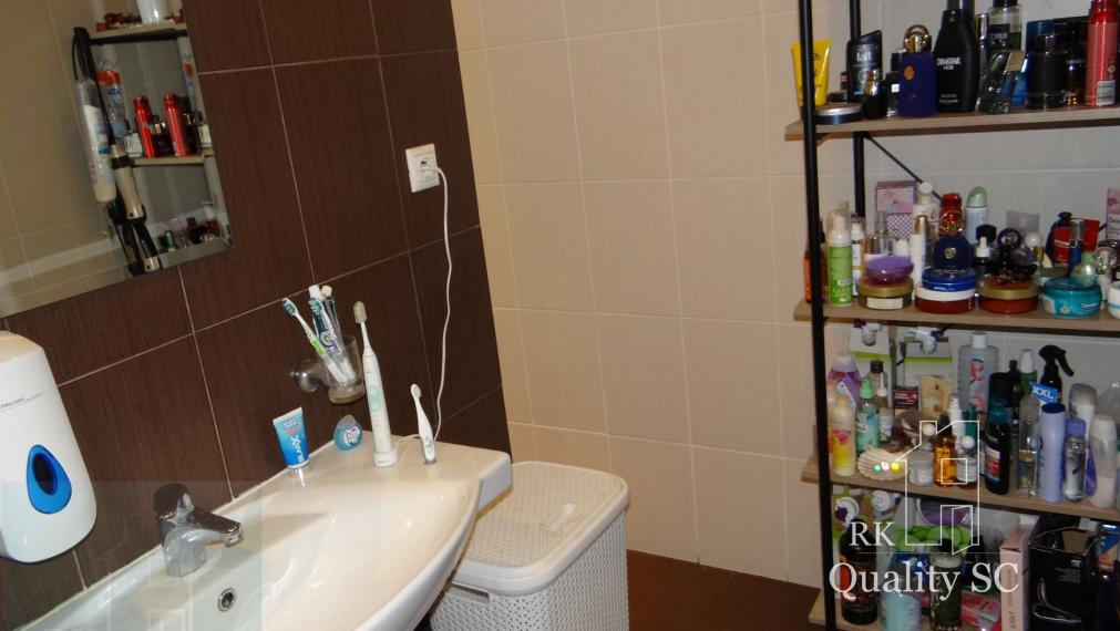 NA PREDAJ - 2 izbový veľký celoročne obývateľný apartmán s terasou, vlastnou plážou, bazénom a parkingom na Slnečných jazerách sever v Senci