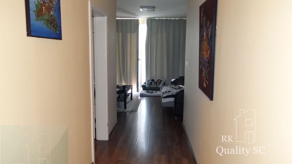 NA PREDAJ - 2 izbový veľký celoročne obývateľný apartmán s terasou, vlastnou plážou, bazénom a parkingom na Slnečných jazerách sever v Senci