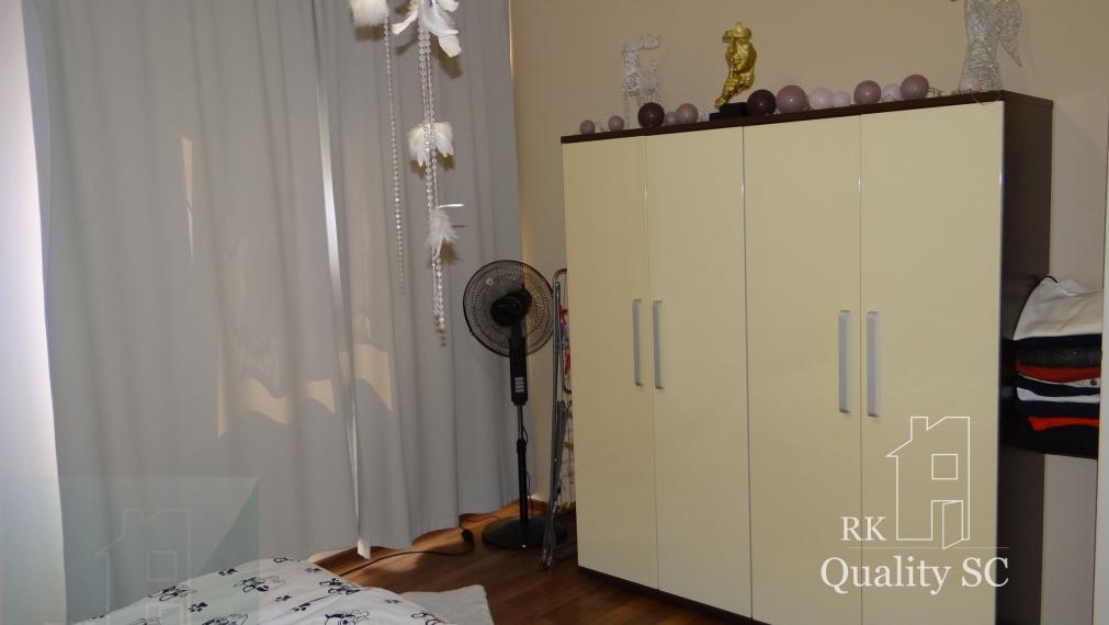NA PREDAJ - 2 izbový veľký celoročne obývateľný apartmán s terasou, vlastnou plážou, bazénom a parkingom na Slnečných jazerách sever v Senci